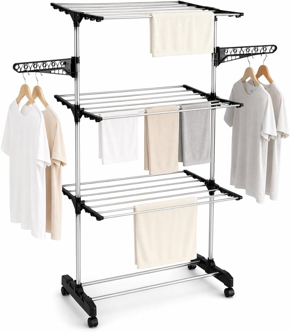 Tendedero vertical Airea de tres niveles con alas laterales, toallas y camisetas colgadas